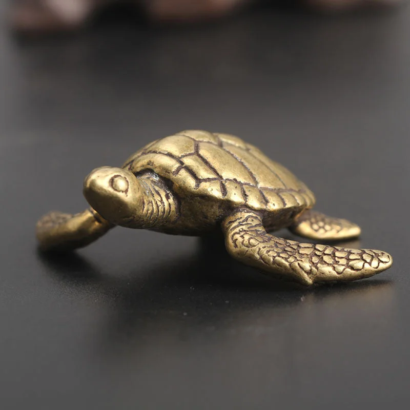 Figurine Tortue Marine en Cuivre sur une étagère