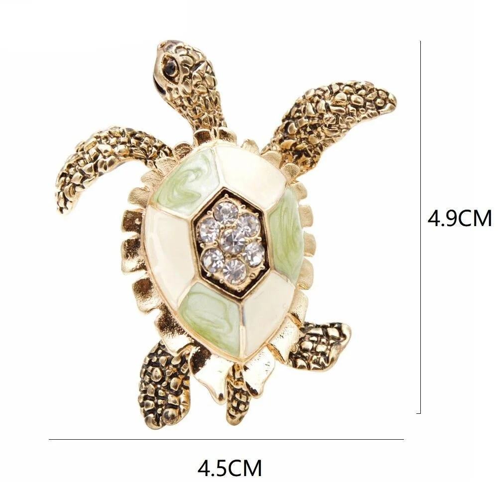 Broche Tortue Golden sur un vêtement