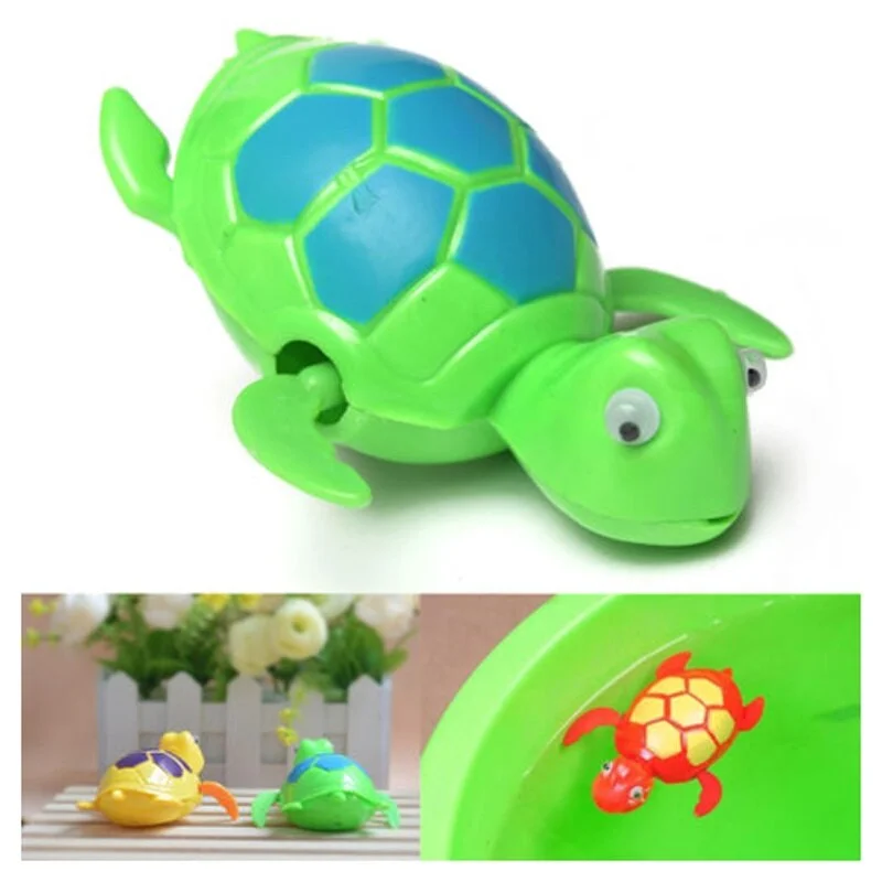 Bébé jouant avec une tortue qui nage