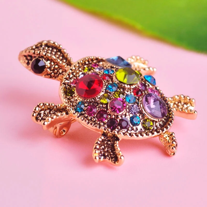 Broche Tortue Multicolore Or sur un vêtement