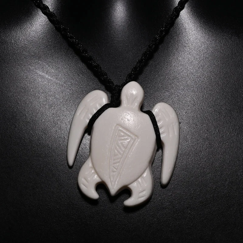 Détails du Collier Tortue en Résine et Ficelle