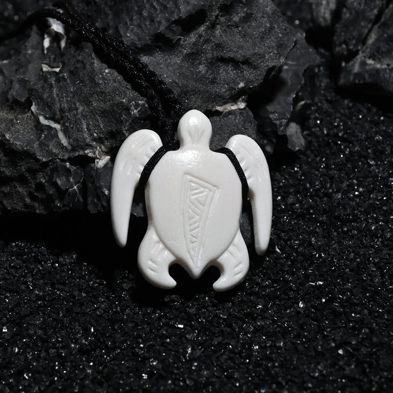 Collier Tortue avec Pendentif en Résine