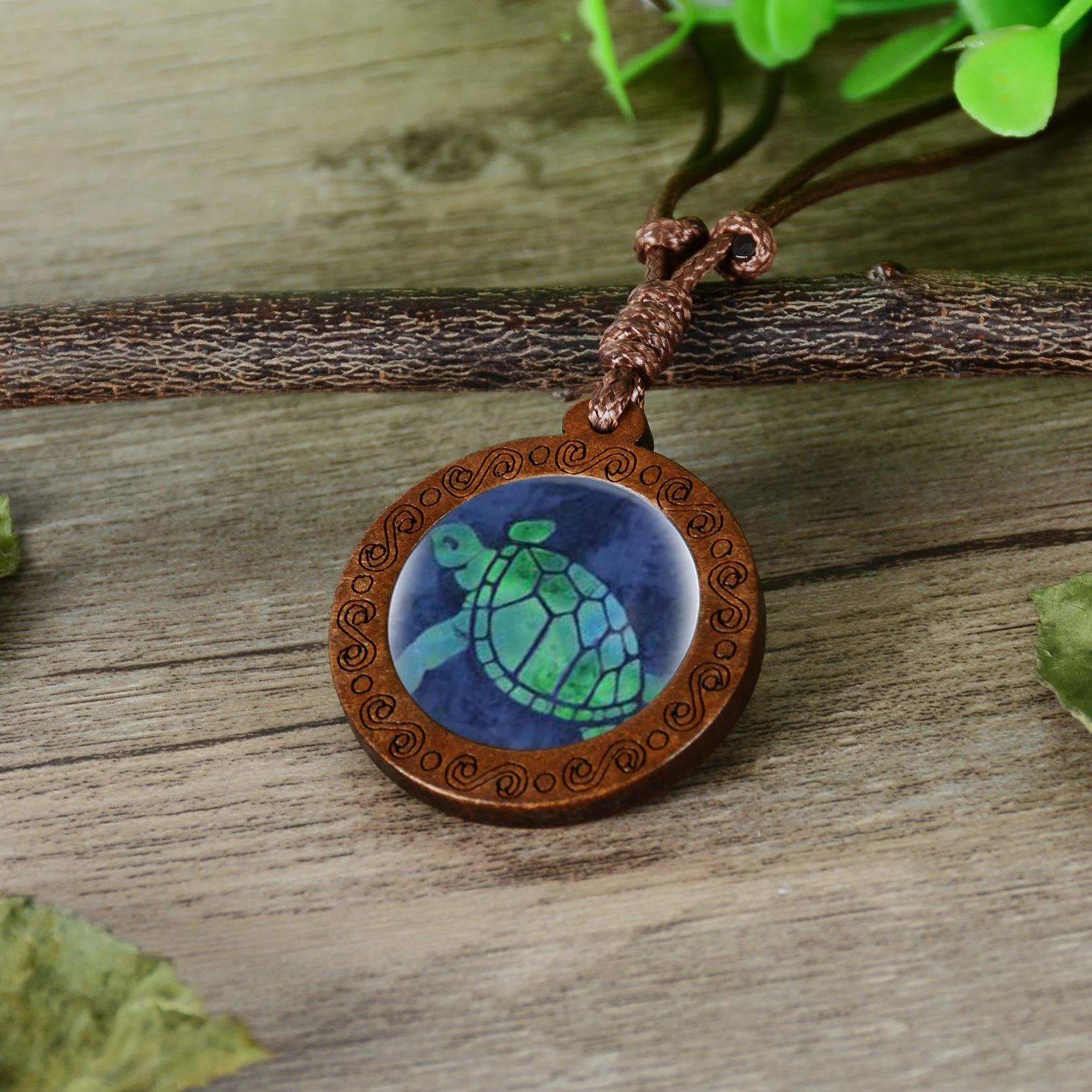 Collier Tortue en Bois - Médaillon en contexte