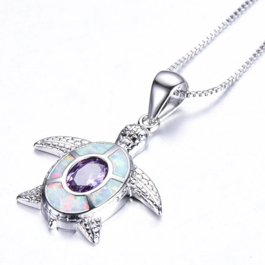 Pendentif Tortue - Corail en Argent sur un fond naturel