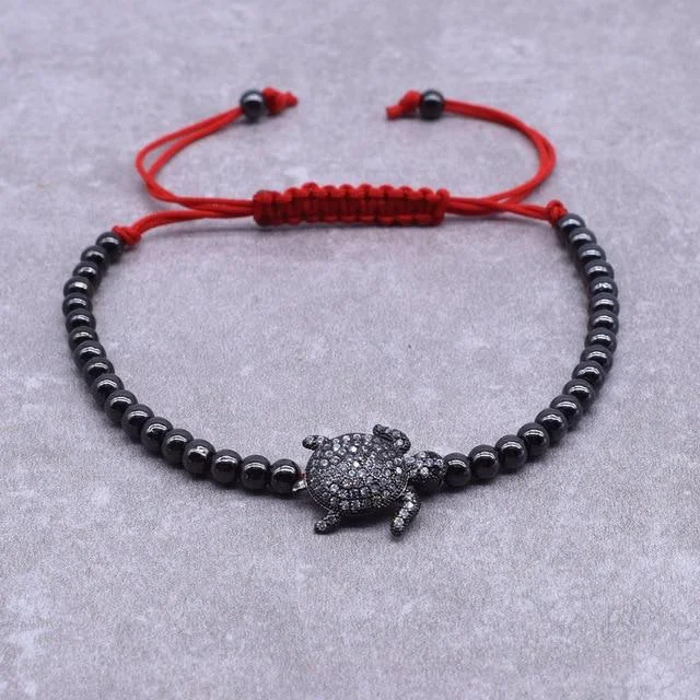 Bracelet Tibétain Tortue sur un poignet